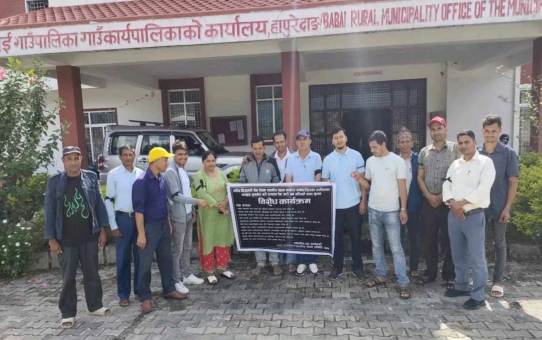 दाङको बबई गाउँपालिकामा कार्यरत कर्मचारी द्धारा पेन डाउन