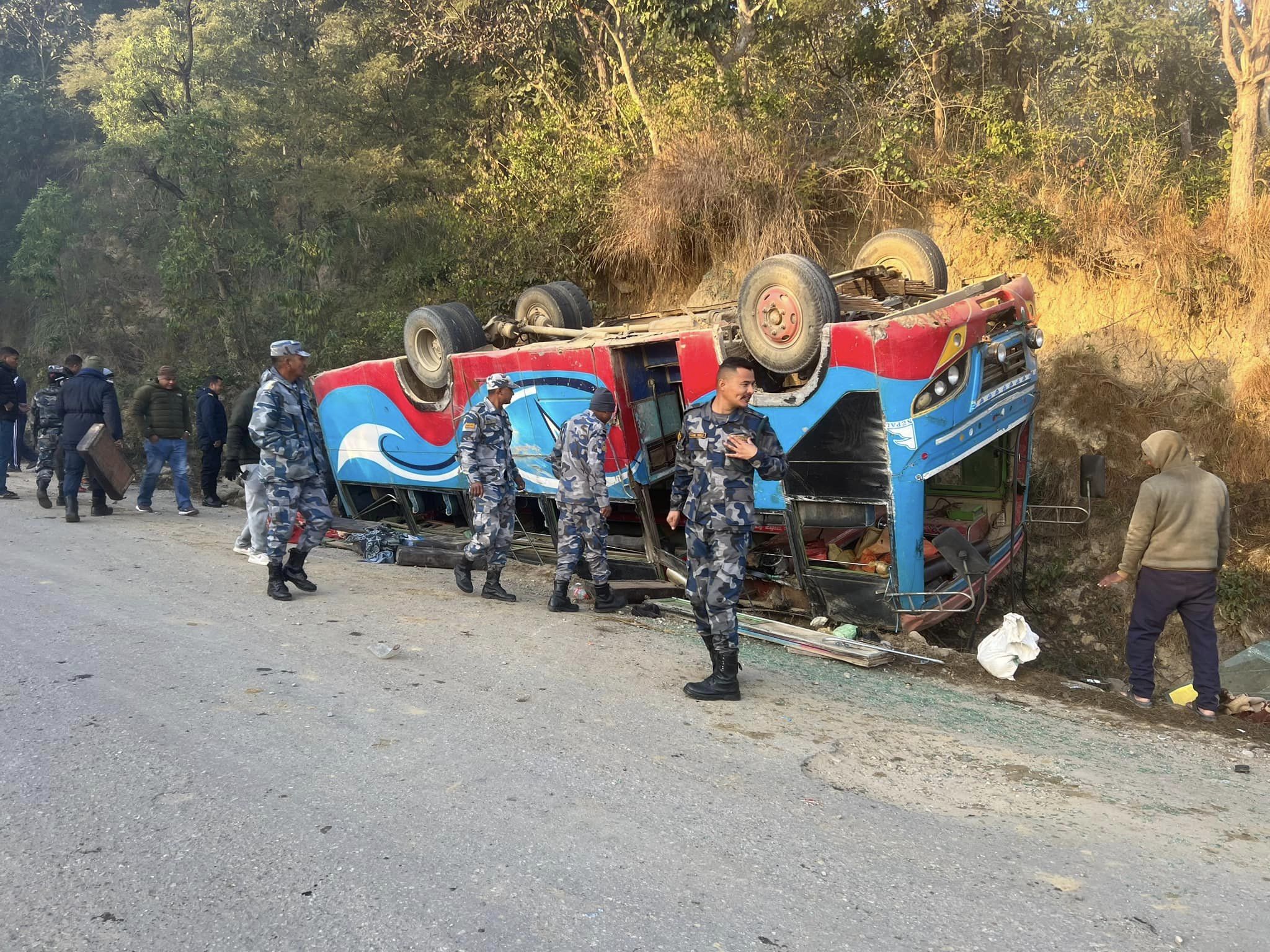 दाङको दमारगाउँमा बस दुर्घटना हुँदा ३० जना बढी घाईते